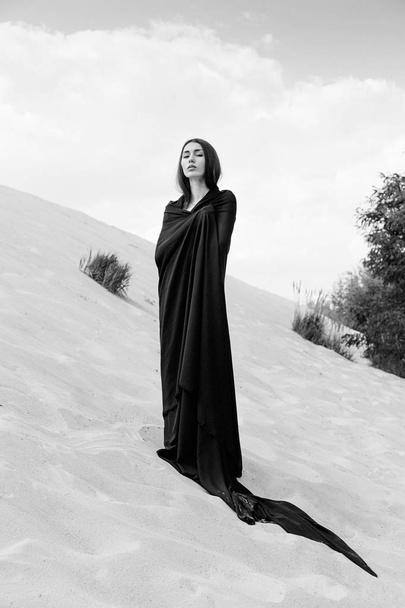young woman posing on sandy hill - Foto, Bild