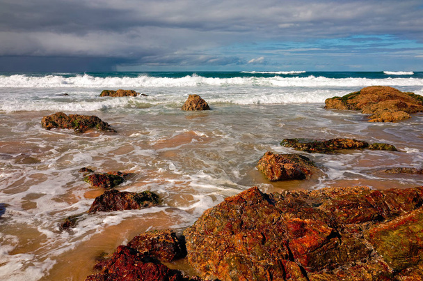 Μεγάλοι βραχοσχηματισμοί στην αμμώδη παραλία στο Port Macquarie της Αυστραλίας - Φωτογραφία, εικόνα