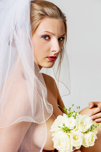Beautiful nude bride in wedding veil - Foto, imagen