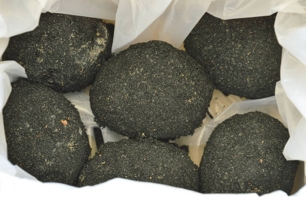  surowe solone jaja wrap przez gleby mrowisko tajskie jedzenie zachowane na plastikowej torbie opakowania papierowe pudełka - Zdjęcie, obraz