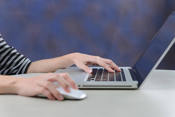 Mulher trabalhando com computador portátil na mesa, mão mulher usando teclado notebook
 - Foto, Imagem