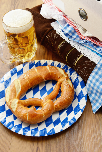 preparando-se para Oktoberfest com dirndle e pretzel típico a
 - Foto, Imagem