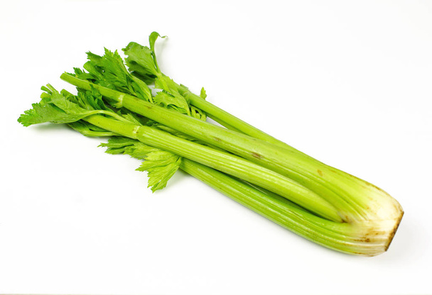 Čerstvě zelený celer izolované na bílém pozadí - Fotografie, Obrázek