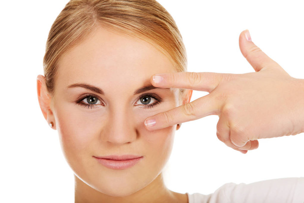 Young woman with victory sign on eye - Foto, Imagem