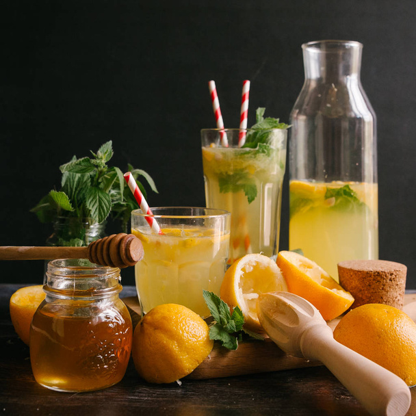 βάζο και ποτήρια με λεμονάδα - Φωτογραφία, εικόνα