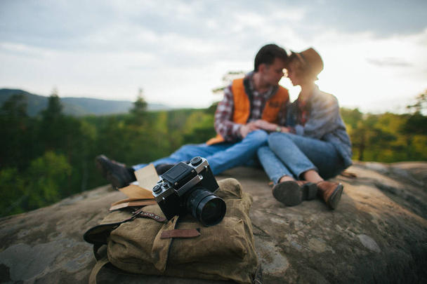 traveler couple sitting on edge of mountain - Fotografie, Obrázek