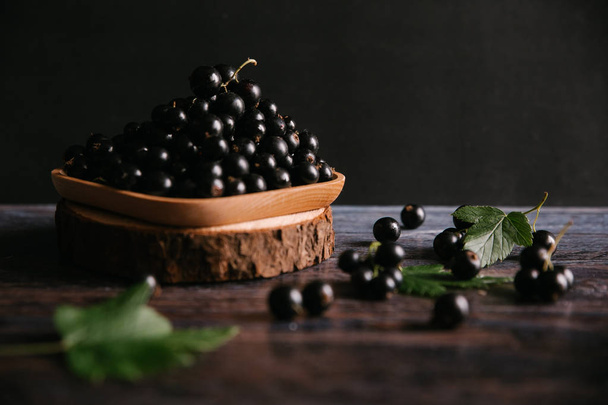 brown plate with ripe blackcurrant  - Photo, Image