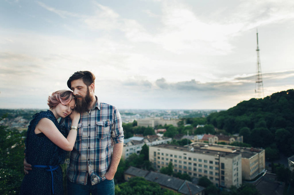 couple sitting on edge of precipice    - Fotografie, Obrázek