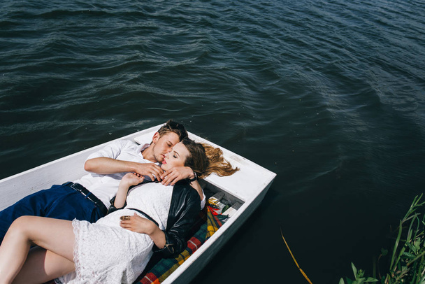 Υπέροχο ζευγάρι σε βάρκα στη λίμνη - Φωτογραφία, εικόνα