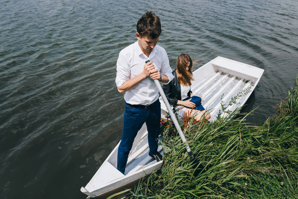 Piękna para w łodzi na jeziorze - Zdjęcie, obraz