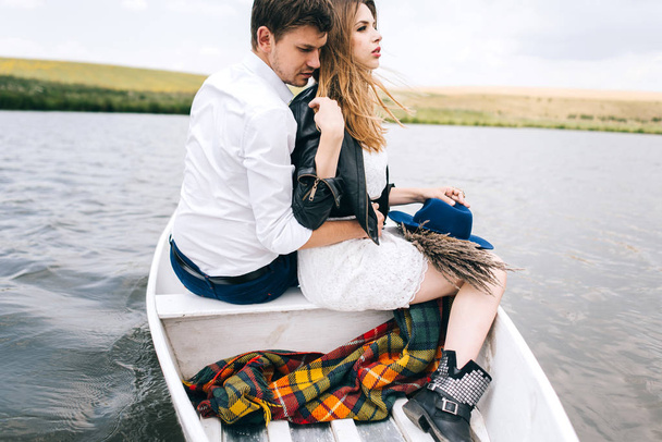 Preciosa pareja en barco en el lago
 - Foto, Imagen