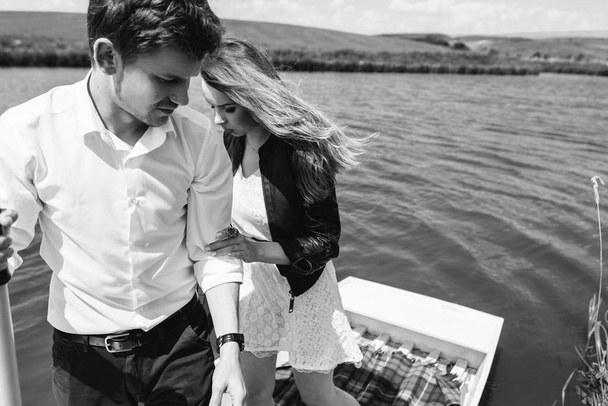 Preciosa pareja en barco en el lago
 - Foto, Imagen