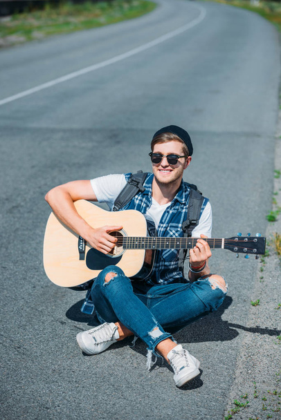 young man playing guitar - Φωτογραφία, εικόνα