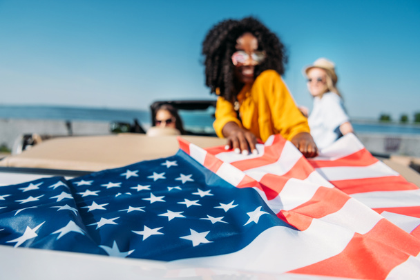 femmes multiethniques en voiture avec drapeau américain
 - Photo, image