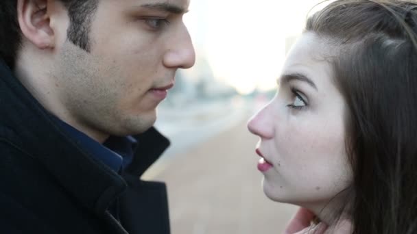 Jovem casal apaixonado olhando uns para os outros olhos
 - Filmagem, Vídeo