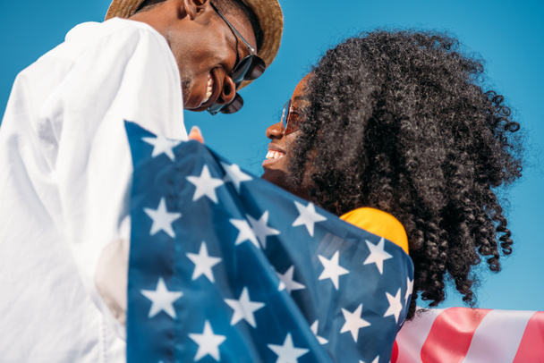 Afrikaanse Amerikaanse echtpaar elkaar knuffelen - Foto, afbeelding