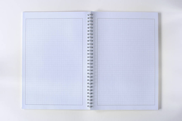 Cuaderno en espiral en blanco con papel cuadrícula
 - Foto, Imagen