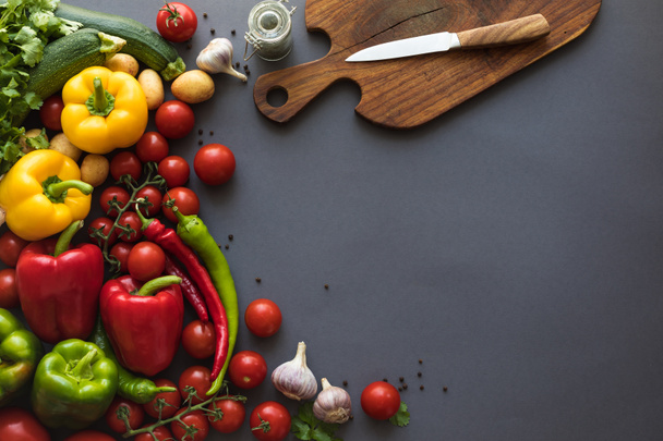fresh vegetables and cutting board - Foto, Imagem