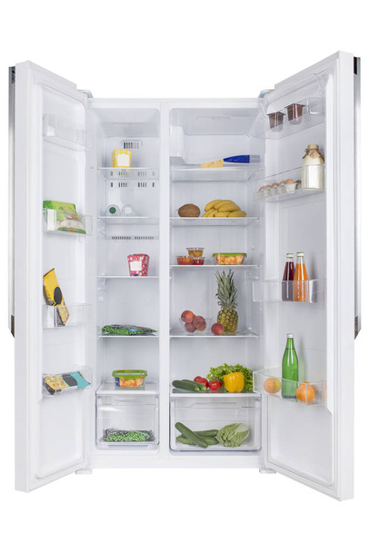 Open koelkast vol met verse groenten en fruit - Foto, afbeelding