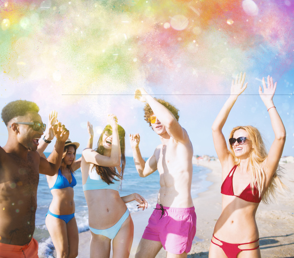 Gruppo di amici ballare sotto una spruzzata di colore
 - Foto, immagini