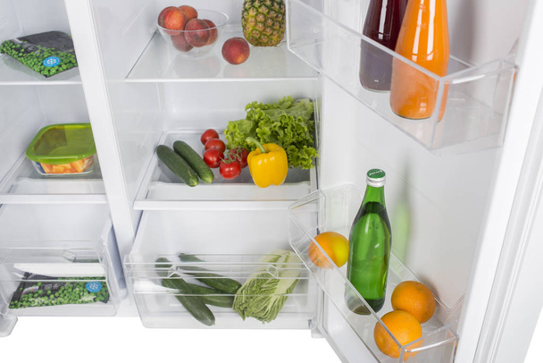 Ανοιχτό ψυγείο γεμάτο από φρέσκα φρούτα και λαχανικά - Φωτογραφία, εικόνα