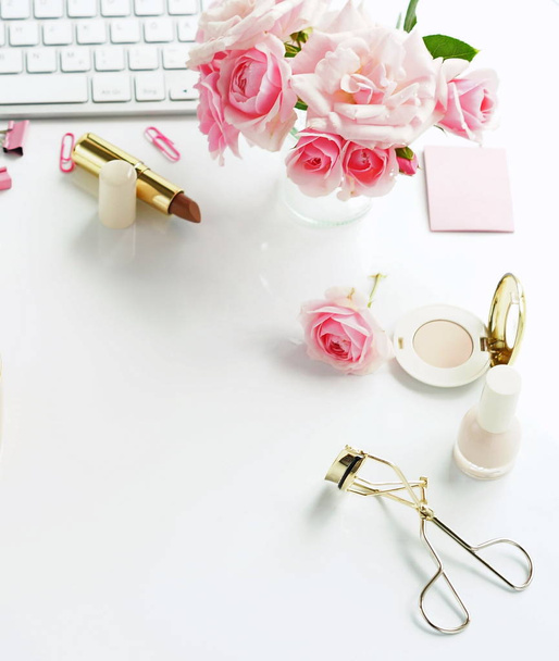 Tasainen lay, ylhäältä näkymä naisellinen työpöytä, naisten muodostavat tarvikkeet ja kimppu ruusut.Kauneus blogi käsite. Kopioi tilaa
 - Valokuva, kuva