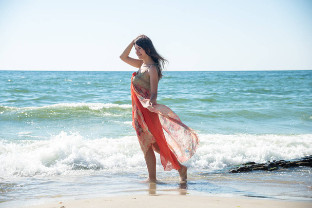 Young woman on the beach - Foto, Imagen