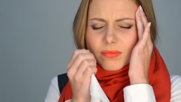 Femme malade et triste en écharpe rouge
 - Séquence, vidéo