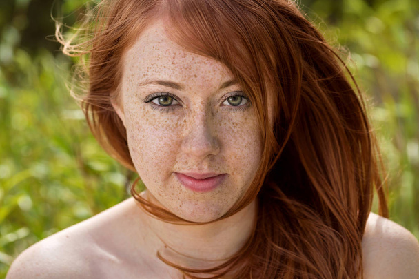 A szeplős vörös hajú lány portréja - Fotó, kép