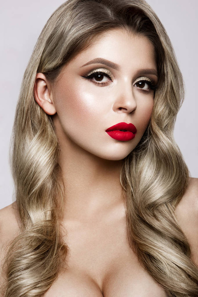 Make-up. Glamour-Porträt der schönen Frau Modell mit frischem Make-up und romantischer Frisur. - Foto, Bild