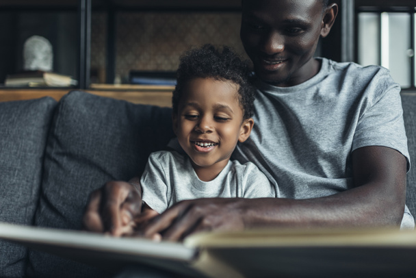 Vater und Sohn lesen gemeinsam - Foto, Bild