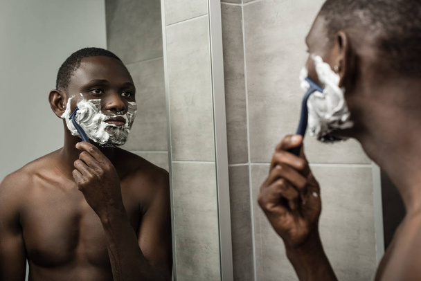borotválkozás gondolkodó afro-amerikai ember - Fotó, kép