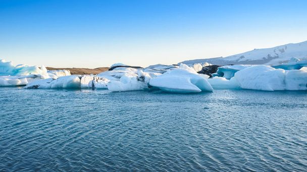 Näkymä jäävuorille jäätikkölaguunissa, Islanti
 - Valokuva, kuva