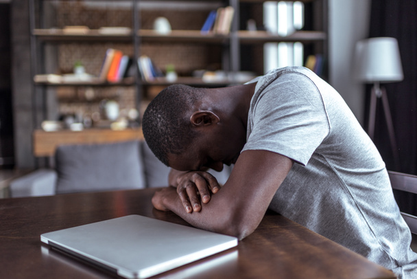 túlhajszolt ember alszik közelében laptop - Fotó, kép