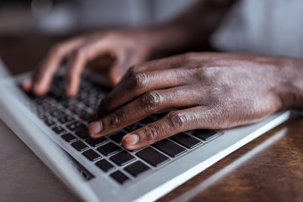 afro uomo digitando sul computer portatile
 - Foto, immagini