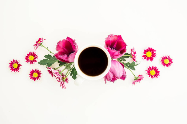 růžové květy a šálek čaje  - Fotografie, Obrázek
