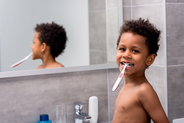 afro kid brushing teeth - Φωτογραφία, εικόνα