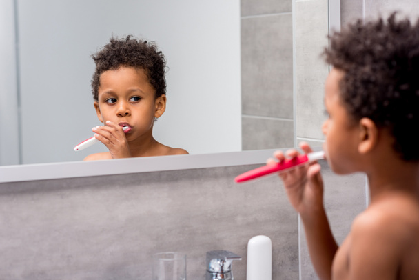 afro kid brushing teeth - Zdjęcie, obraz