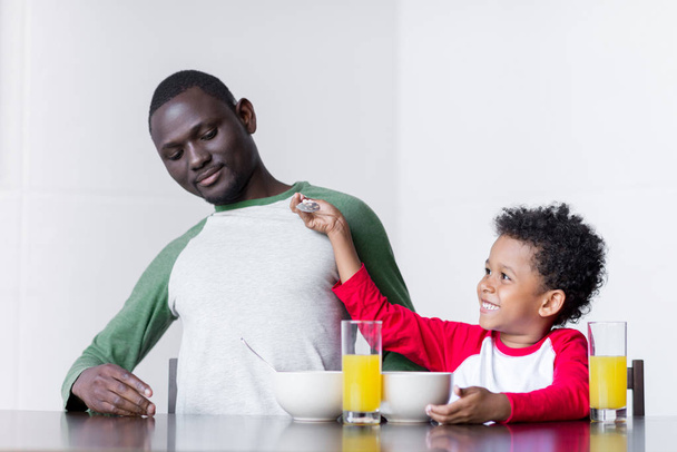 Vater und Sohn frühstücken - Foto, Bild