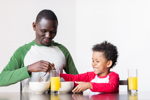 Padre e hijo desayunando
 - Foto, Imagen