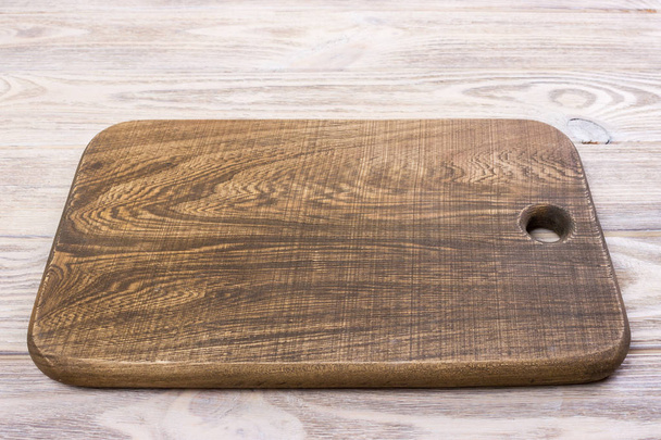vista superior de tabla de cortar de madera en la vieja mesa de madera - Foto, imagen