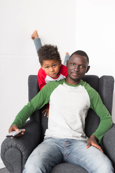 Padre e hijo viendo la televisión
 - Foto, Imagen