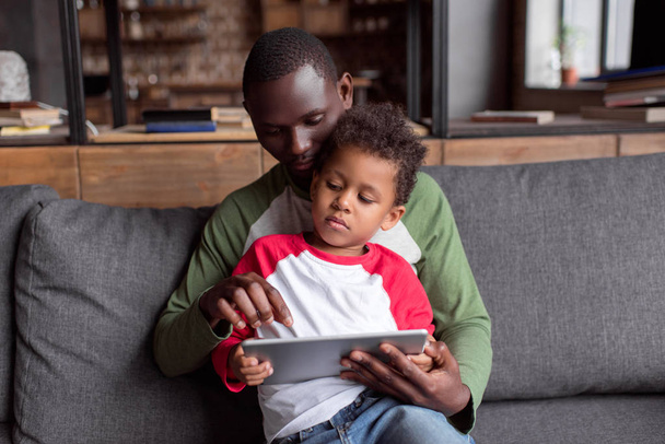Pai e filho usando tablet
 - Foto, Imagem