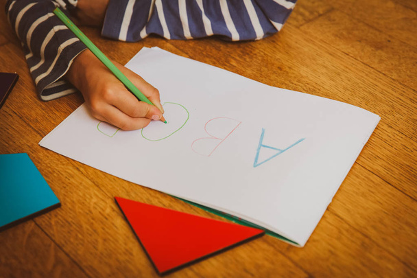 kleine jongen leren om brieven te schrijven - Foto, afbeelding