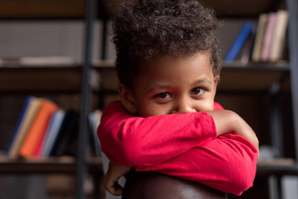 思いやりのあるアフリカ系アメリカ人子供 - 写真・画像