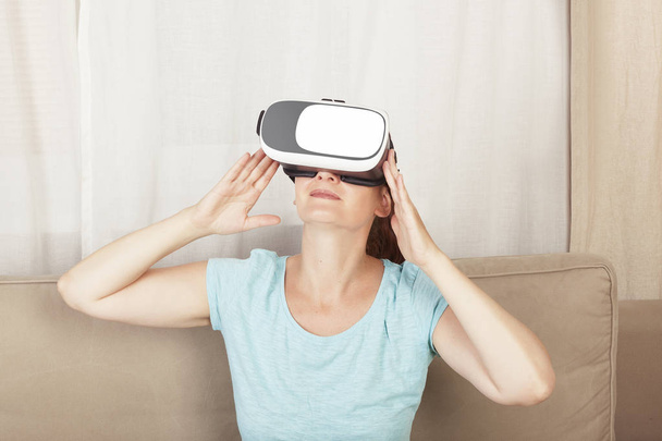 Women in virtual reality. - Foto, Bild
