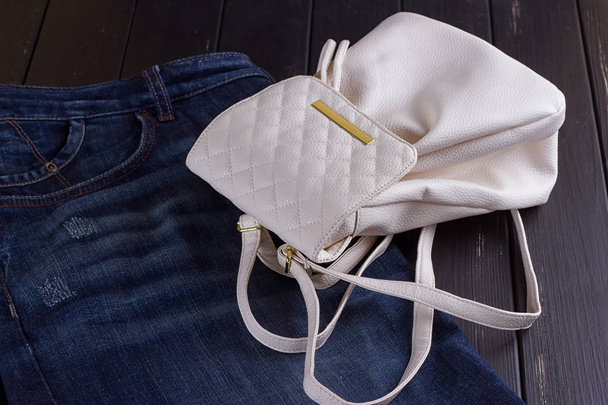 джинсовий одяг, стильні шкіряні сумки та рюкзаки
 - Фото, зображення