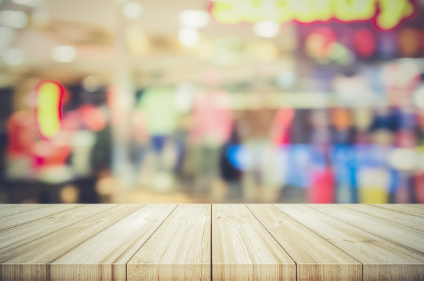 Prázdnou dřevěný stůl top s rozmazané moderní nákupní centrum backgro - Fotografie, Obrázek