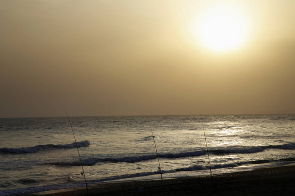 Puesta de sol misteriosa sobre la playa vacía en Torrox Costa, Costa del Sol, España
 - Foto, imagen