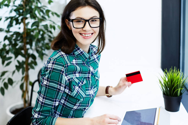 Mujer con tarjeta de crédito y tableta
  - Foto, imagen